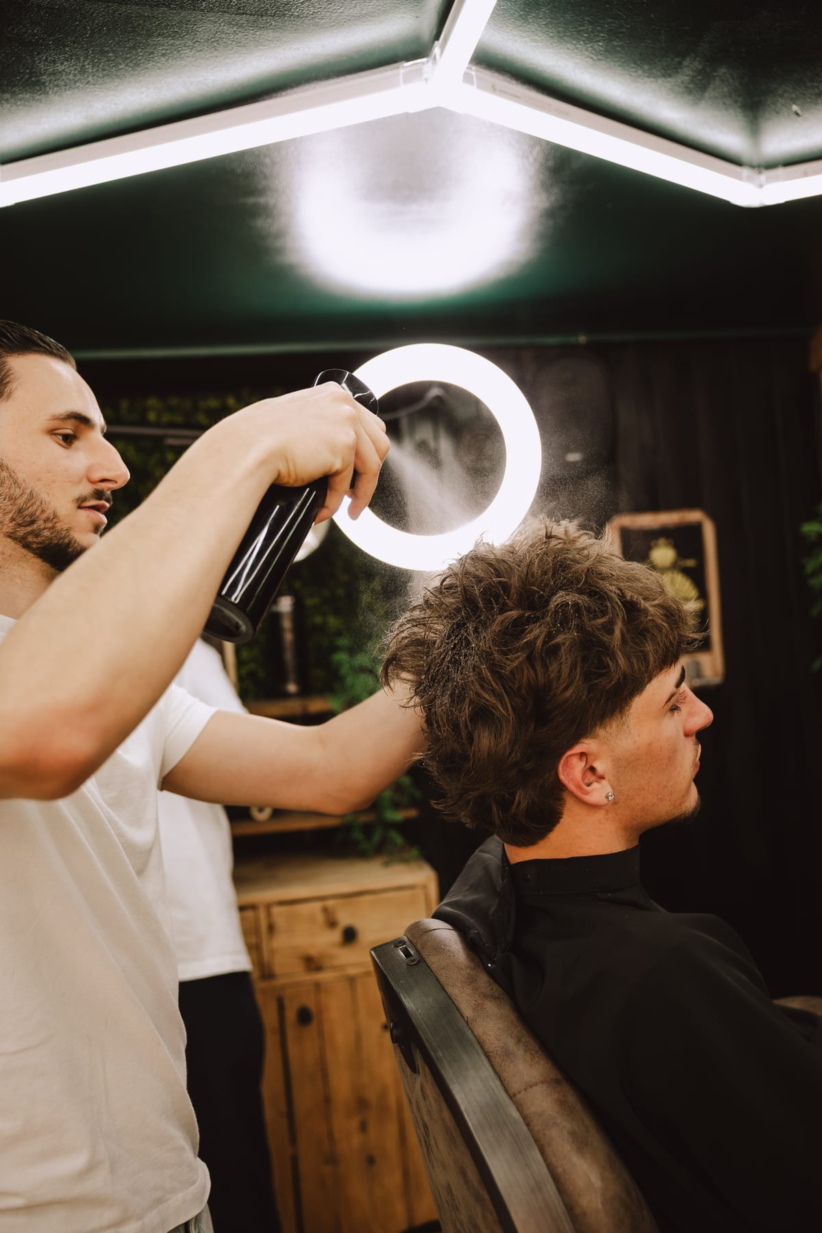 Travail de coupe sous la lumière du salon