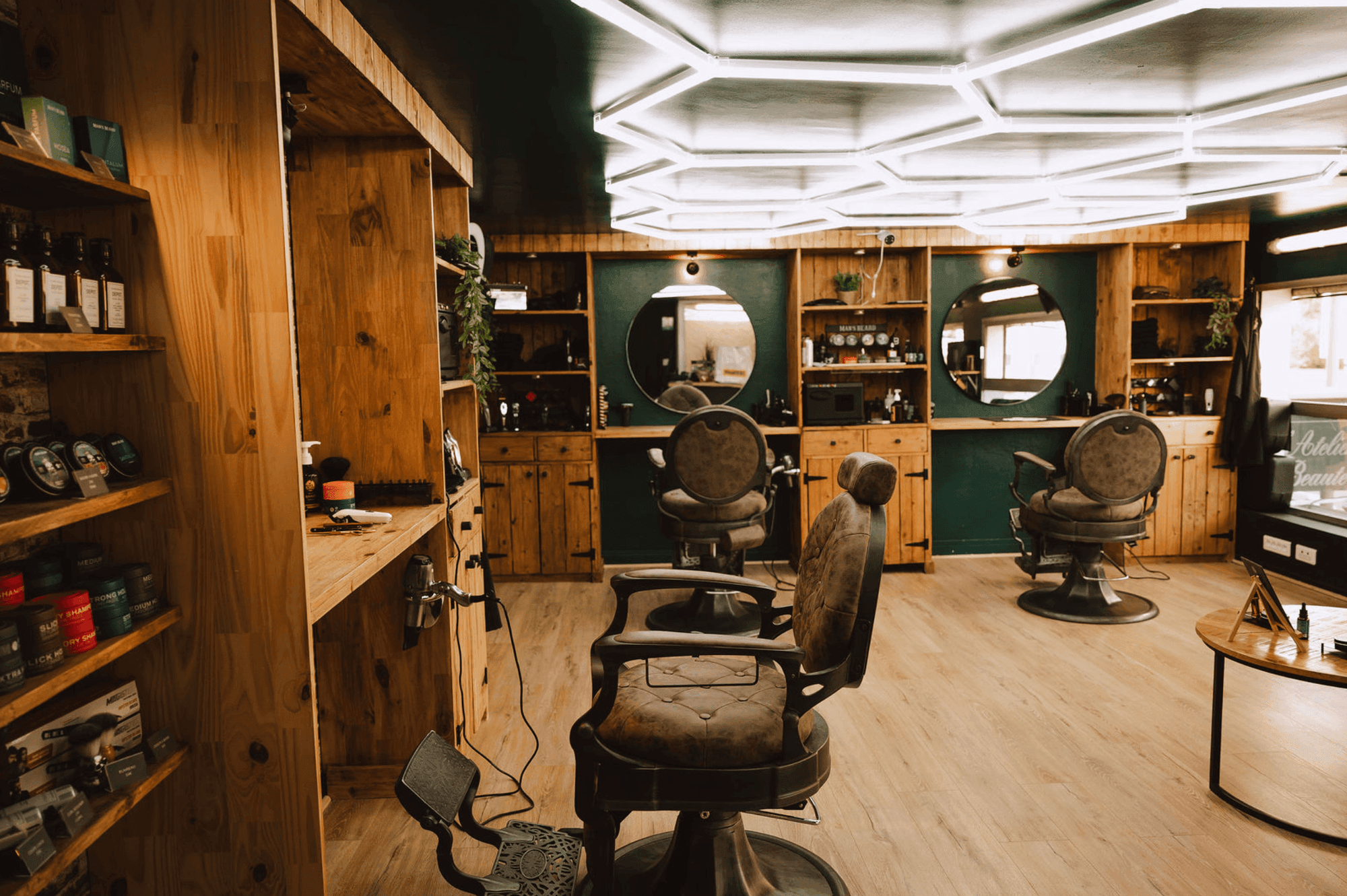 Intérieur du salon Les Barbouzes — fauteuils vintage, bois et briques